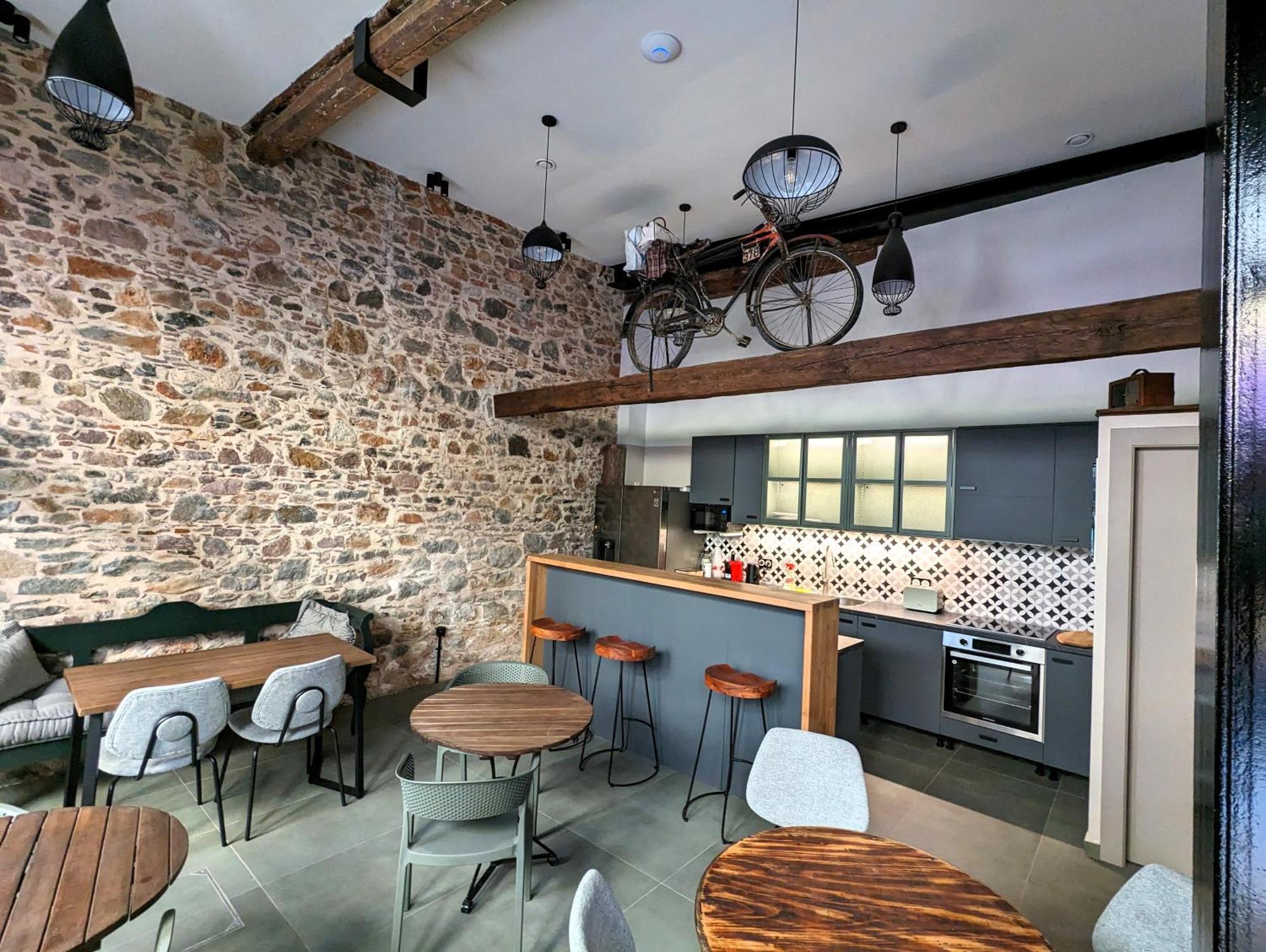 Issa Lesvos Hostel Mytilene Exterior photo