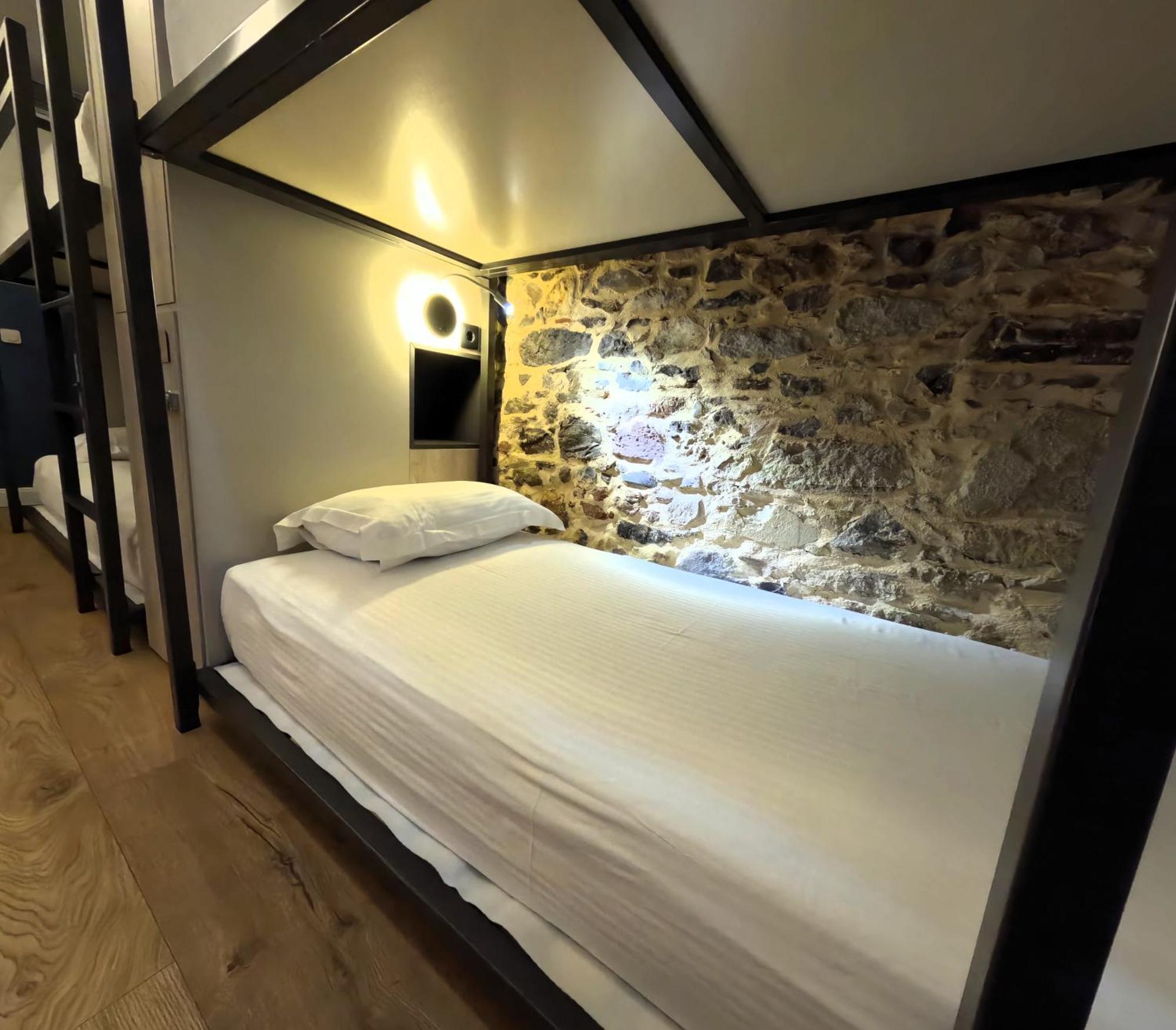 Issa Lesvos Hostel Mytilene Exterior photo