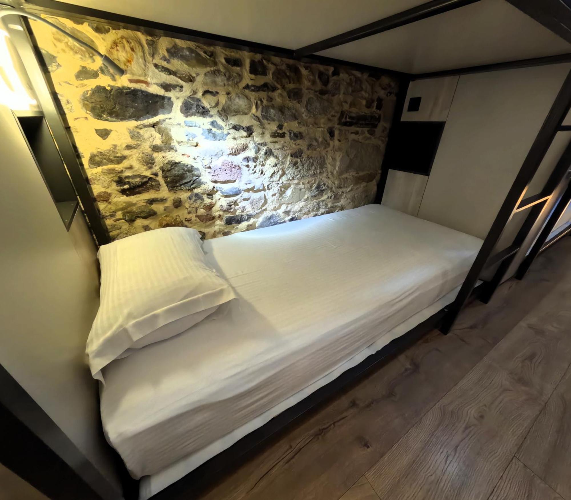 Issa Lesvos Hostel Mytilene Exterior photo
